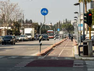 Noi la percorriamo sino all�incrocio con corso Mazzini e viale della Carboneria, che ci riporta al nostro punto di partenza. Corso della Carboneria merita per� un�attenzione particolare, visto che rappresenta un po� il simbolo della zona